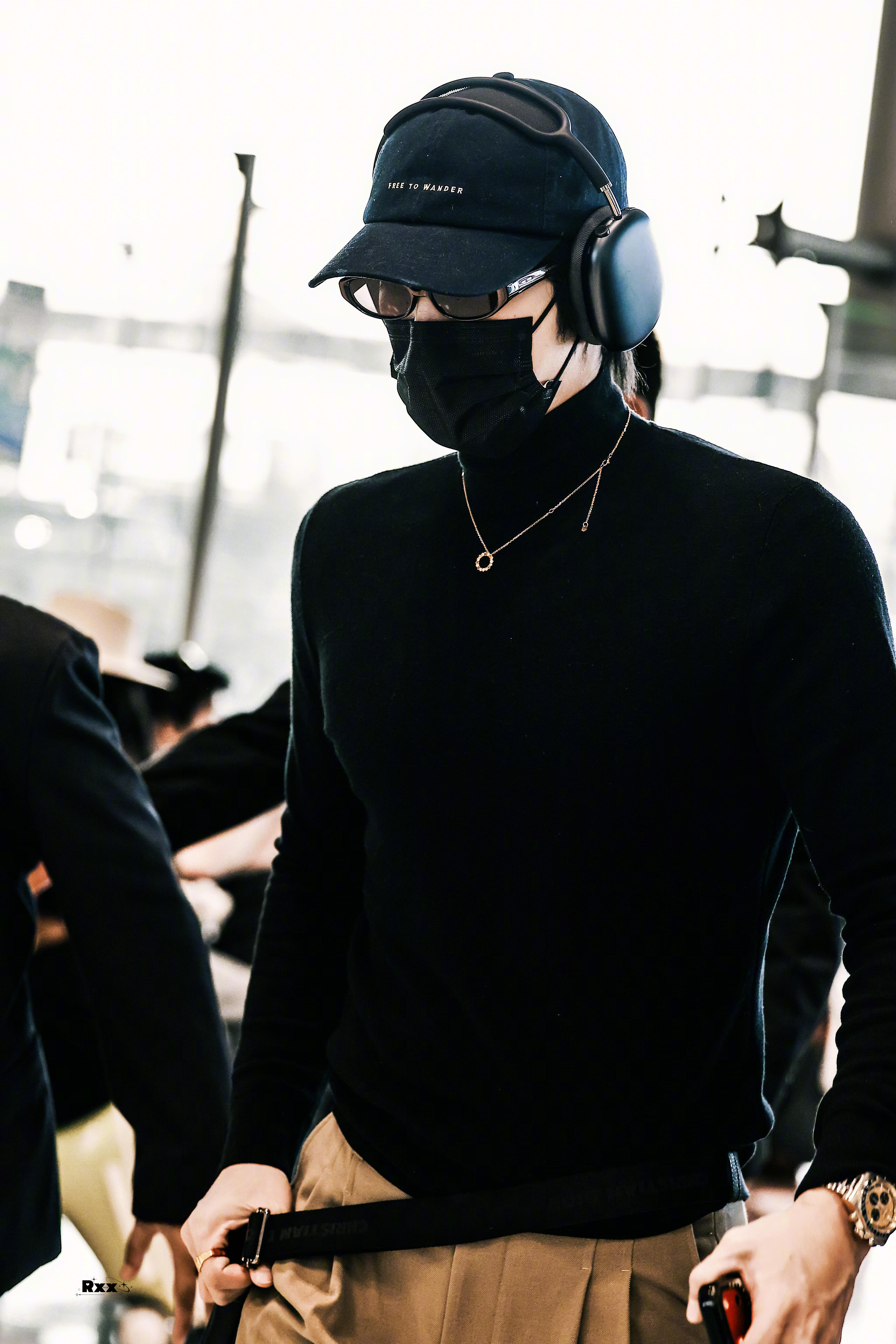 #咪咕星鲜事##于适紧身衣机场造型#身材真的没话说！宽肩窄腰+黑色紧身衣太夯了，