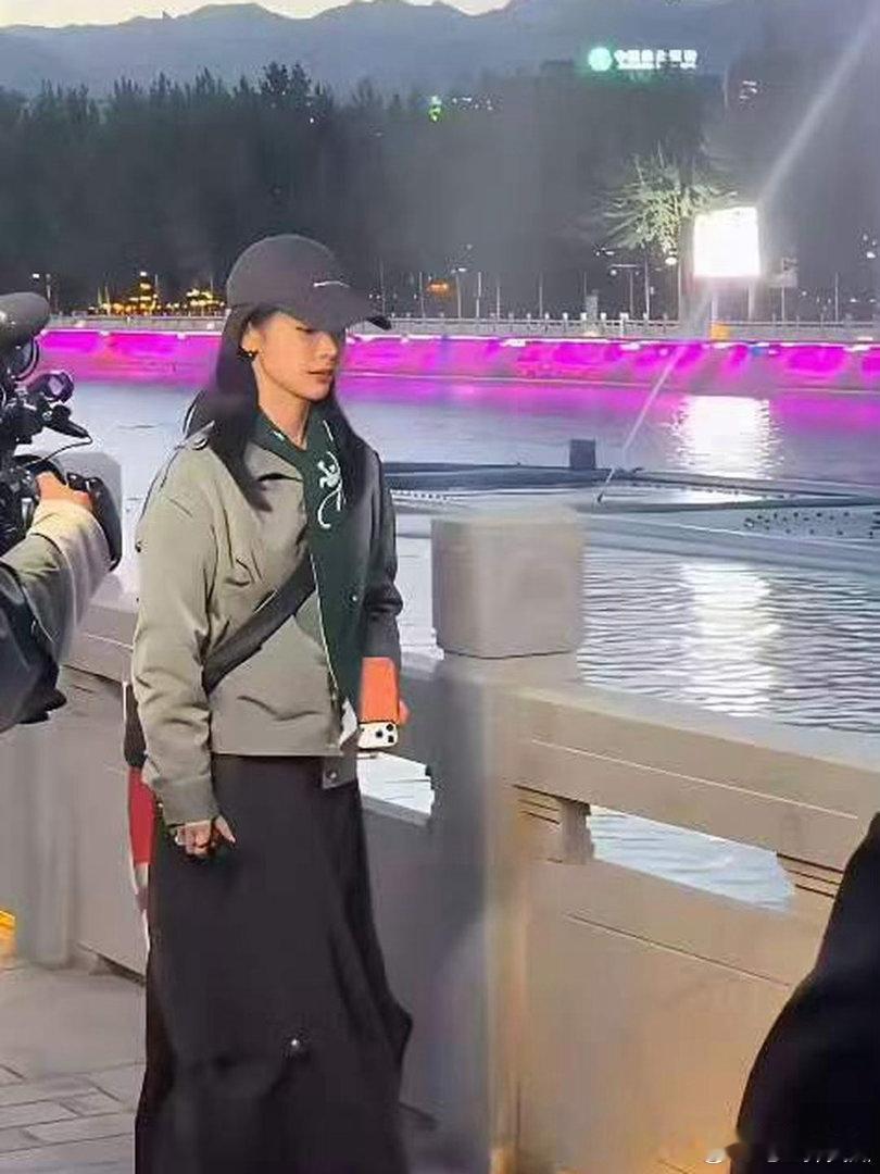 杨紫素颜出镜，这几乎都没咋化妆了 说到底还得是童星出道 这素颜太顶了，全内娱恐怕