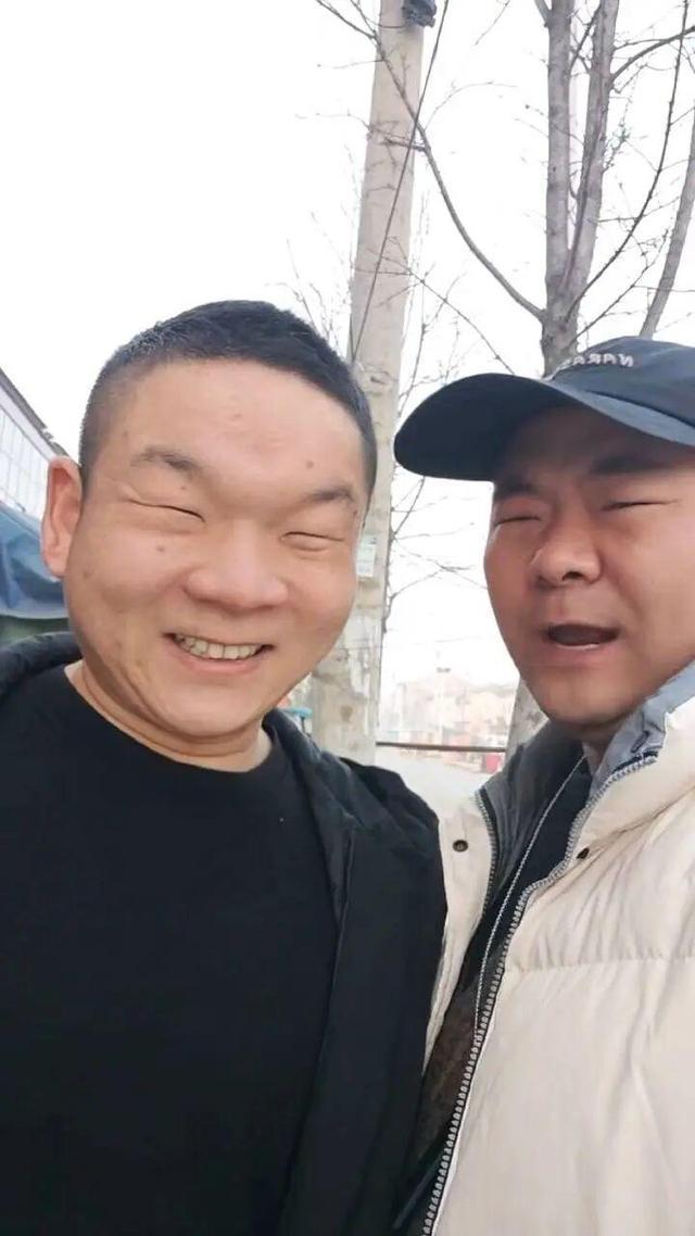 太敢了 河南这对兄弟太有意思了！41岁的崔磊和弟弟都是天生单眼皮小眯眼，遗传自爸