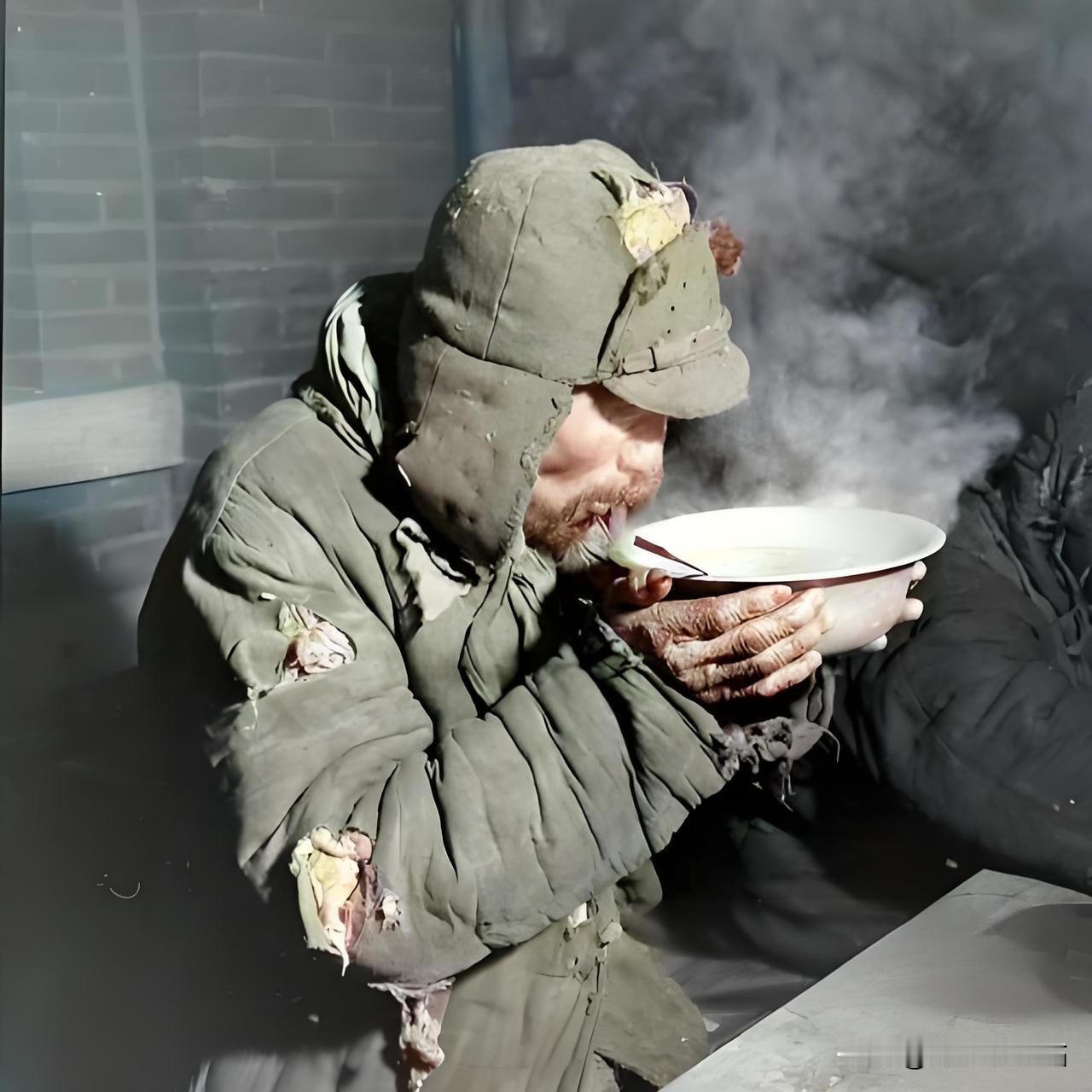 这张摄于1948年冬的影像，定格了沈阳（时称奉天）城破前夕的人间悲怆。画面中的难