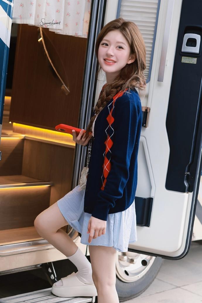 #赵露思反差感穿搭# #赵露思秋冬第一件针织衫# 赵露思反差感穿搭，是学院英伦针