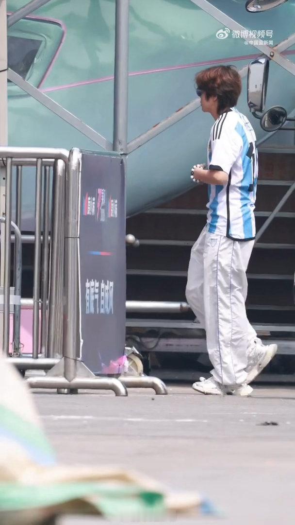 王濛从冬奥会解说到世界杯王濛浪姐淋的雨世界杯把它晒干 浪姐的雨淋得濛主够呛，世界
