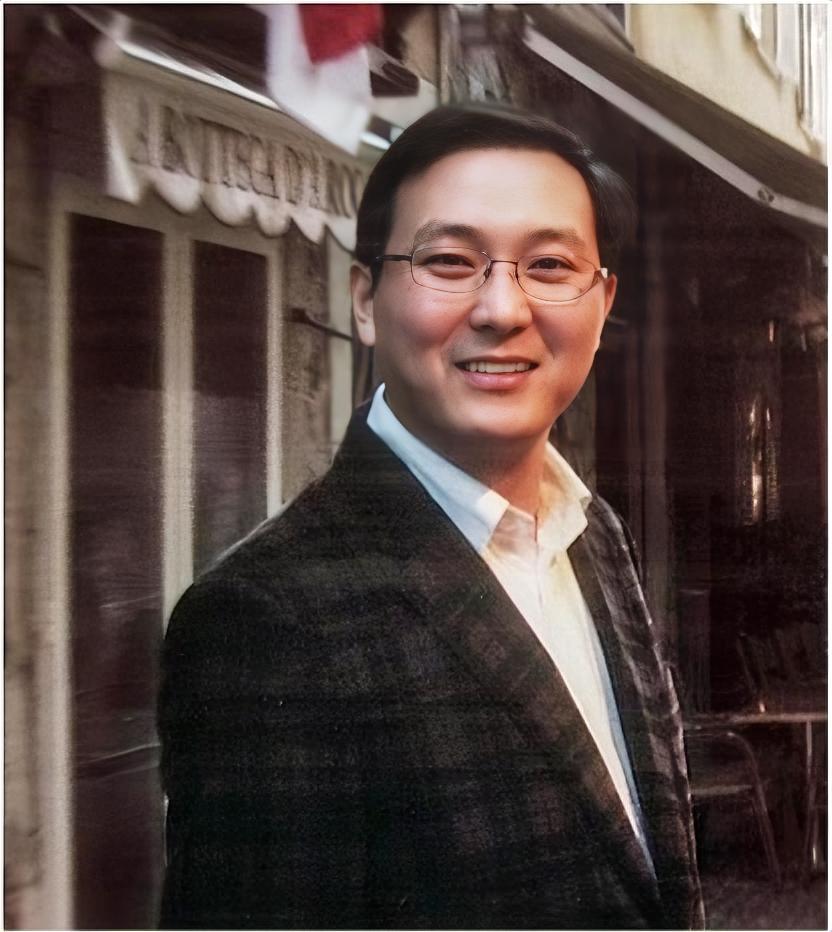 密春雷共有两段婚姻，原配金晶早年陪他创业，二人2004年成婚、次年生下龙凤胎，2