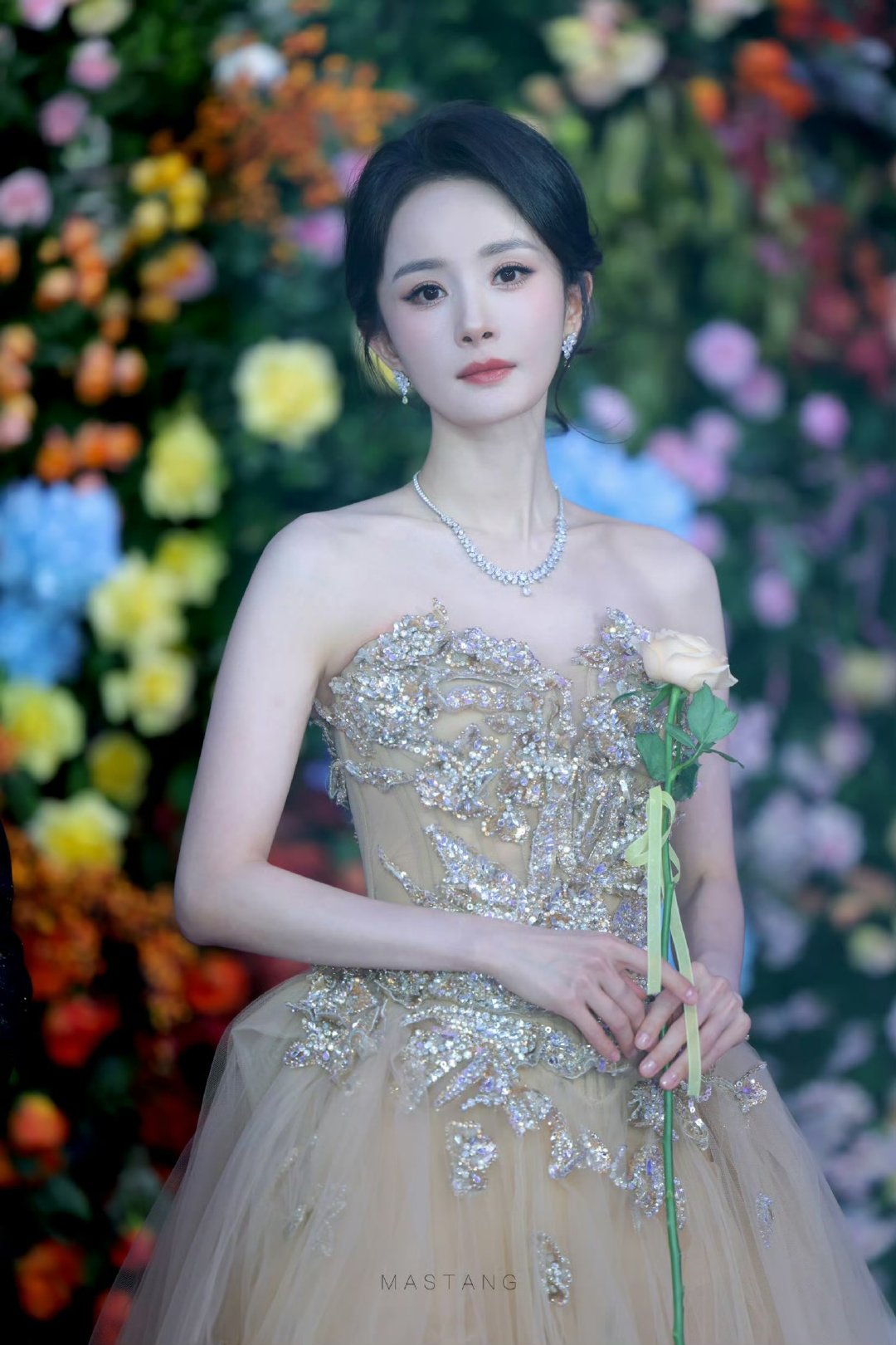 杨幂是真没招了杨幂在百花奖指挥交通杨幂：我怕啦 