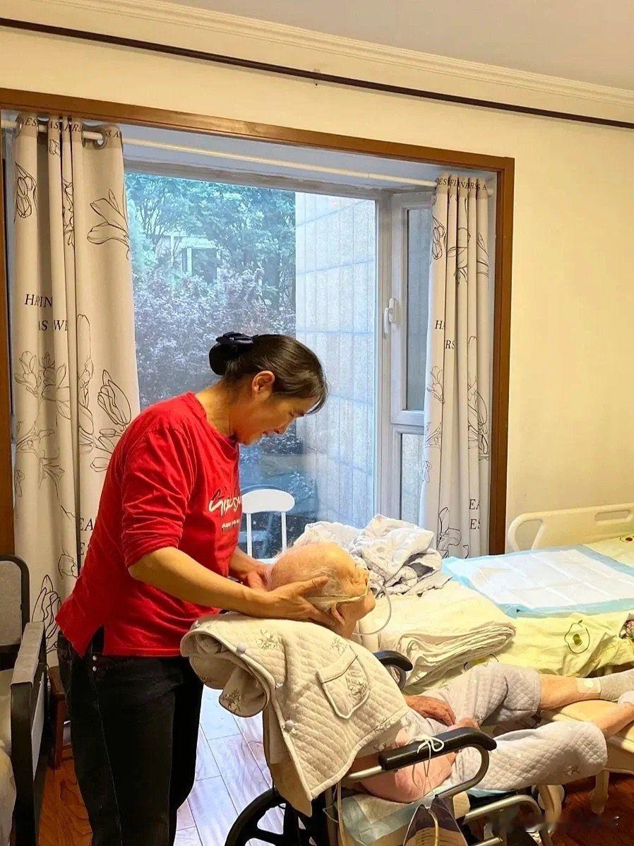 对子女不满、要求过高的往往是文化水平不高的老人，经常将“我养你们几人，你们几人养