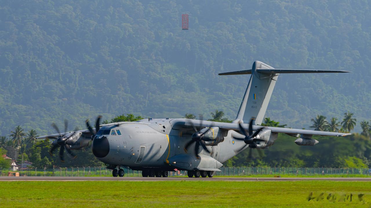在兰卡威机场拍到的这架编号03正在起飞的空客A400M运输机，是马来西亚空军天价