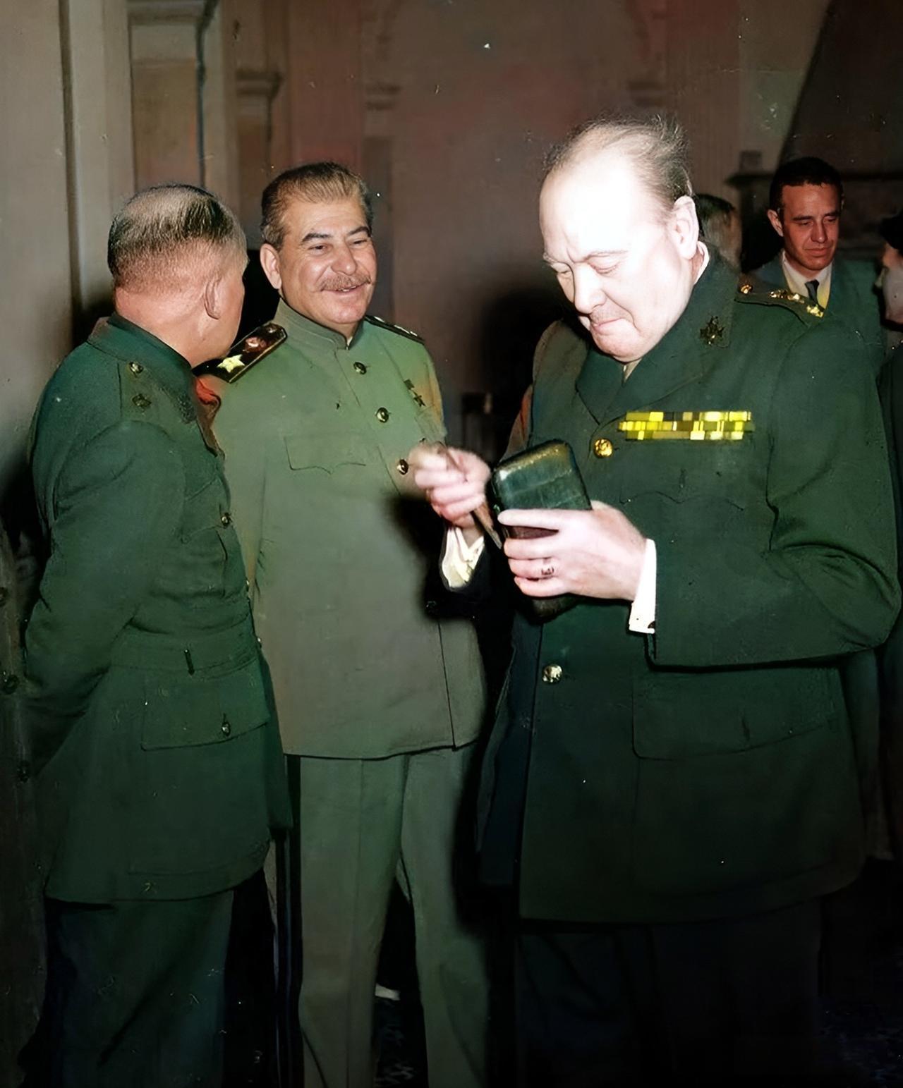 1945年， 雅尔塔会议 期间， 丘吉尔 烟瘾犯了，急忙抽出一根 雪茄。他故意背