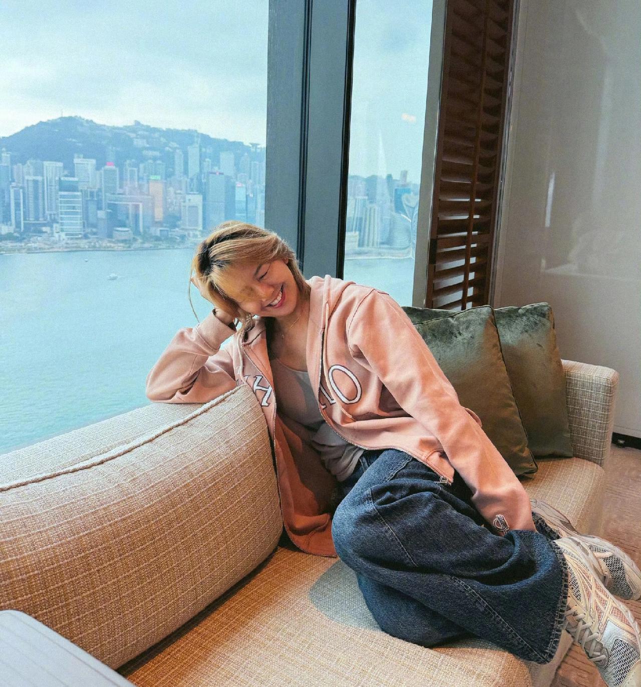 她是“天后”女歌手中最幸福美满的，狠狠的甩梁静茹，莫文蔚十八条街！不仅嫁给了相恋