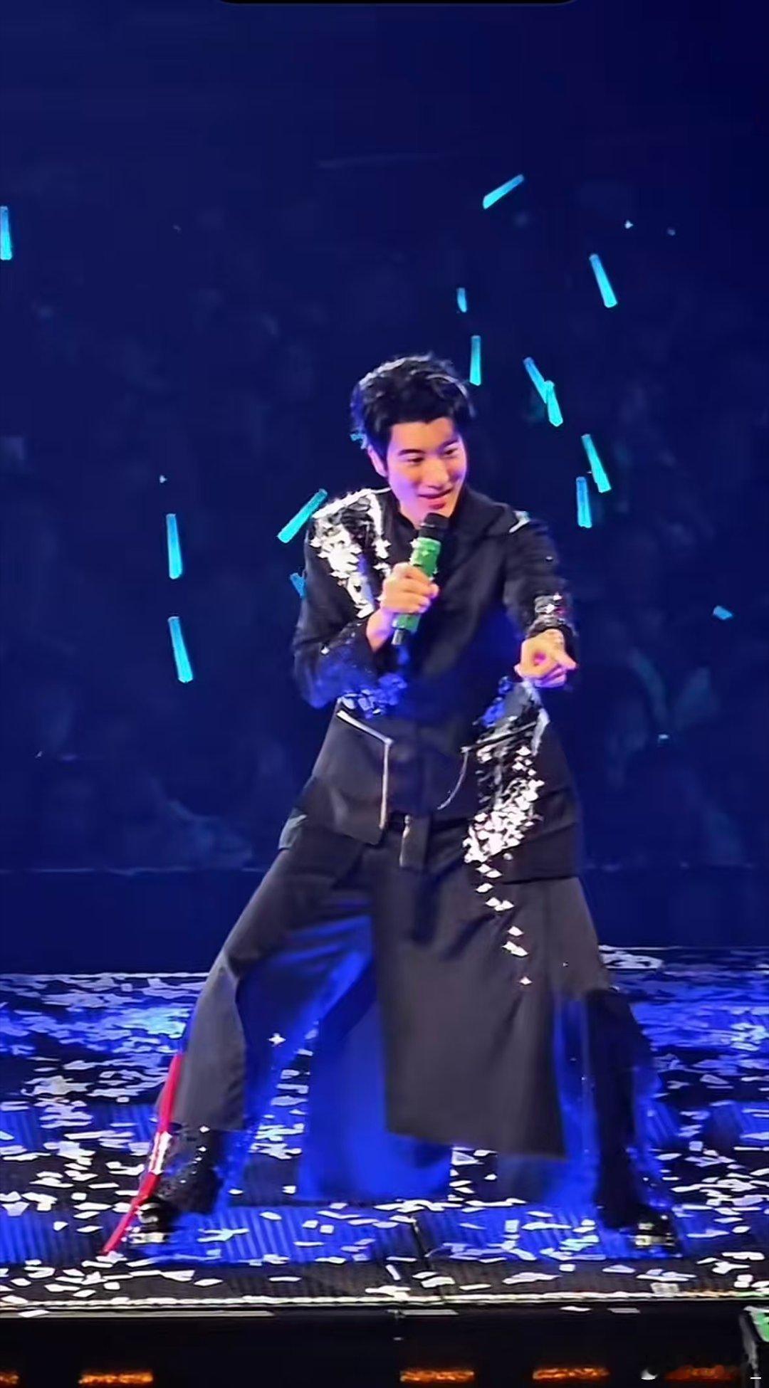 女生演唱会分享热点成信号侠谁懂啊！成都王力宏演唱会直接变成人类互助现场。90后女