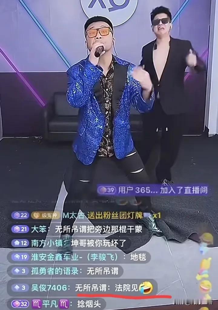 法官：你为什么起诉他们
杨坤：请看VCR
法官：哈哈哈哈哈哈哈
看来网友们的调侃