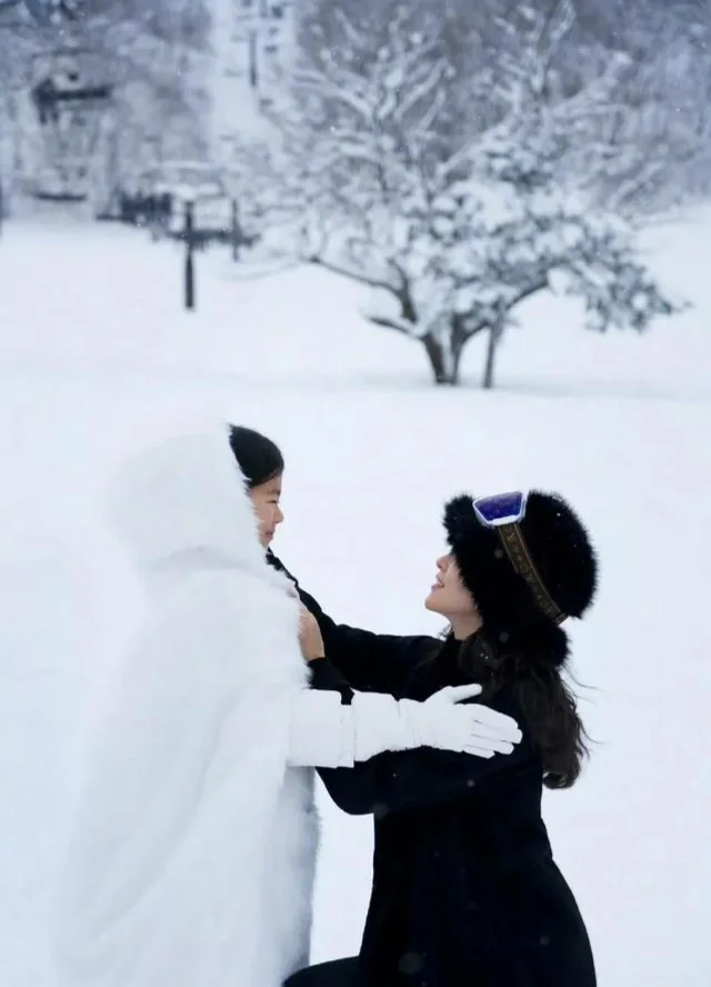 章子怡带女儿日本滑雪，真的好温馨的画面～[飞吻R][飞吻R][飞吻R]...