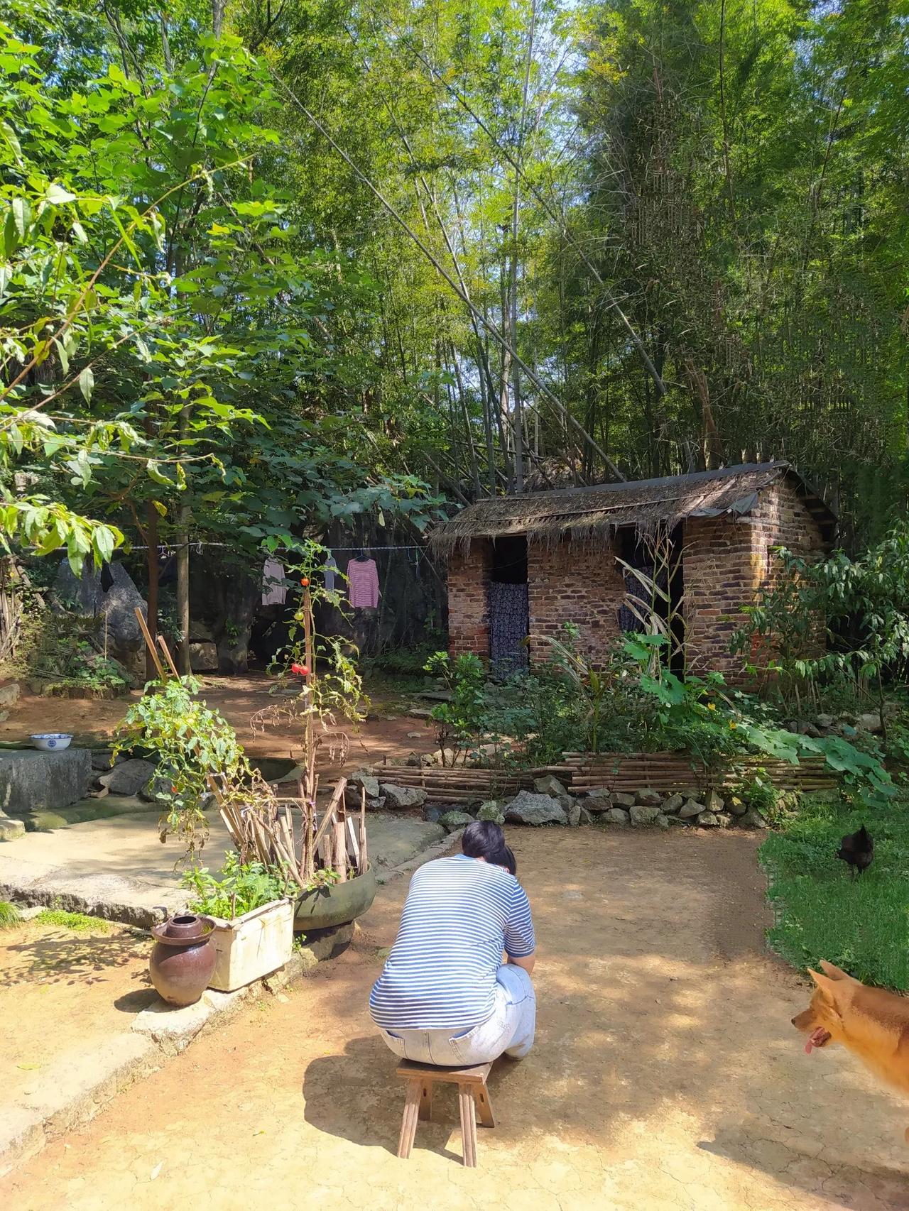 总有人问我，住在荒村是怎么做到不怕鬼的？

这问题[捂脸]额额～我该如何回答呢[