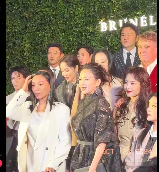 章子怡就是那么霸气！无论在那合影，她都是站在C位！你看刘涛也很优秀，也只能站在她