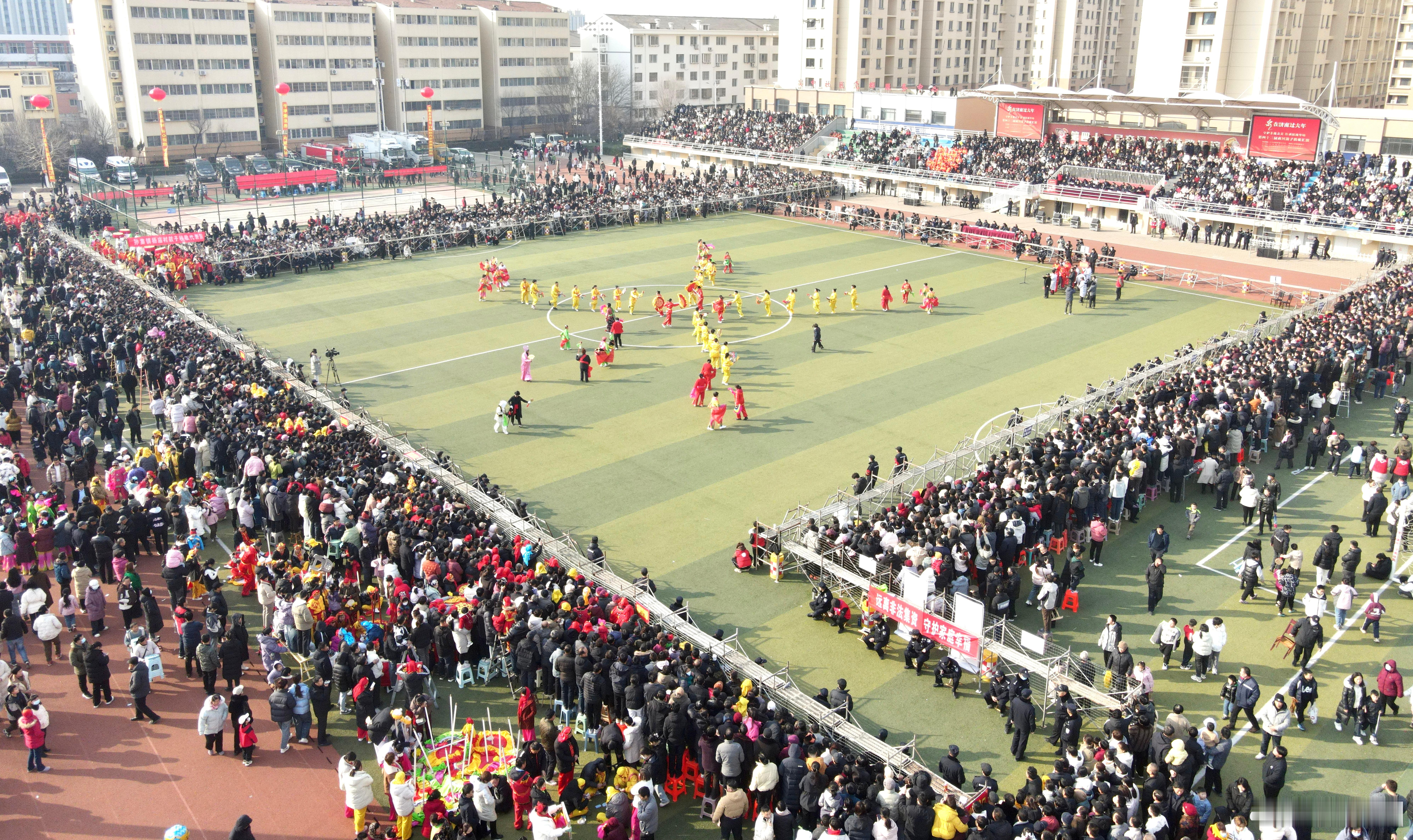 他们把秧歌扭上了纽约时代广场大屏 商河鼓子秧歌汇演现场 商河鼓子秧歌  身边的年