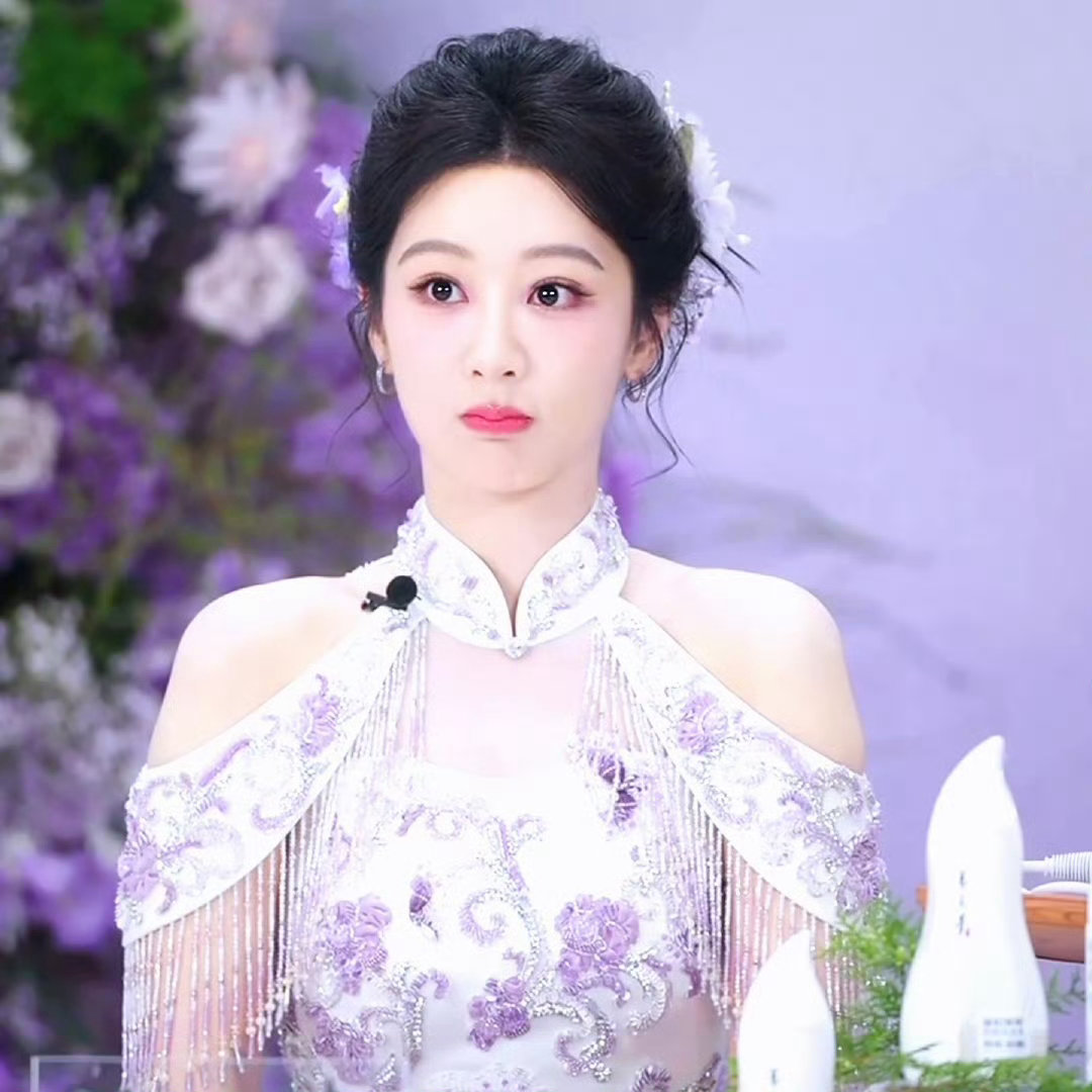杨紫紫色旗袍直播造型    杨紫的紫色旗袍直播造型太有记忆点，紫色本身就自带浪漫