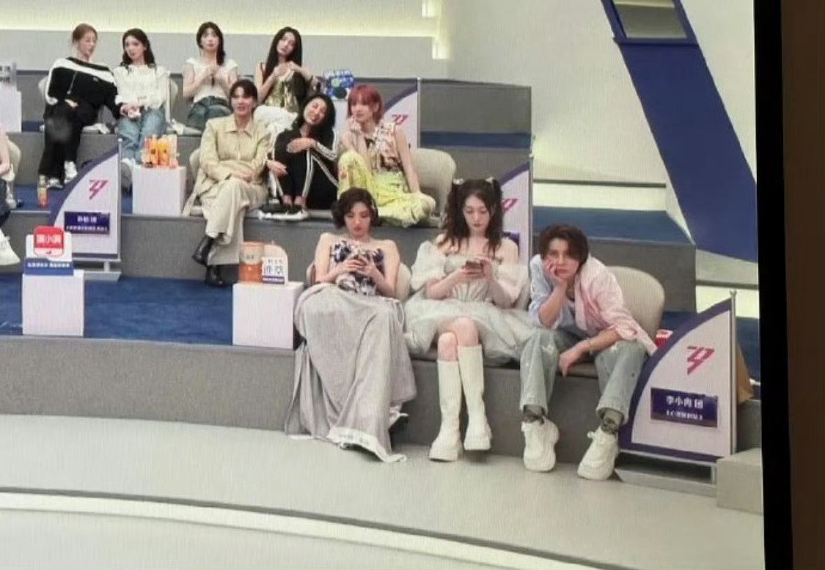 李小冉唐艺昕后台玩手机 4个小时直播，李小冉唐艺昕中间看了下手机就被审判了，不至