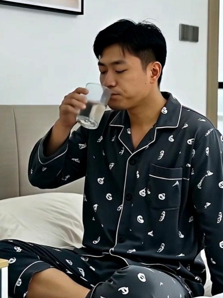 早晨起来喝一杯水,喝什么水?晨起一杯温开水，温润肠胃开启新一天