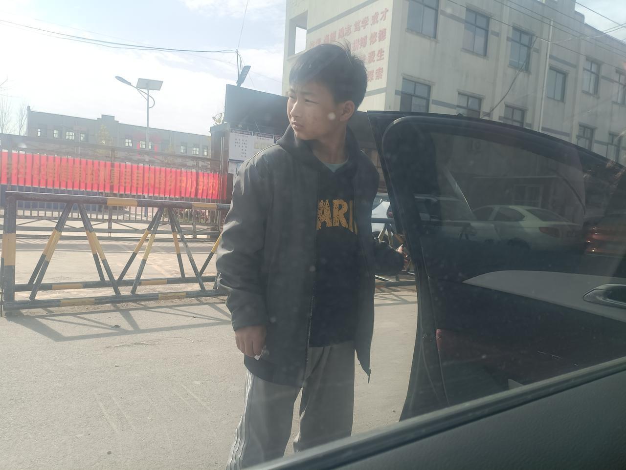 无奈的告别。
   爸爸和妈妈分手了。
  妈妈来看儿子，心里五味杂陈。
   