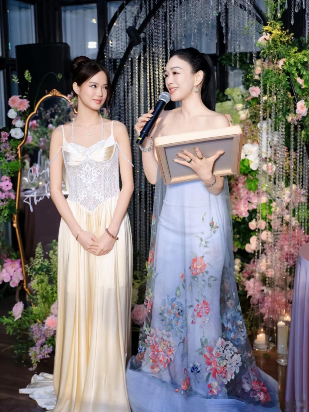 56岁钟丽缇在酒店为二女儿办18岁成人礼，一家人全部到场庆祝。女儿戴着珠宝皇冠，