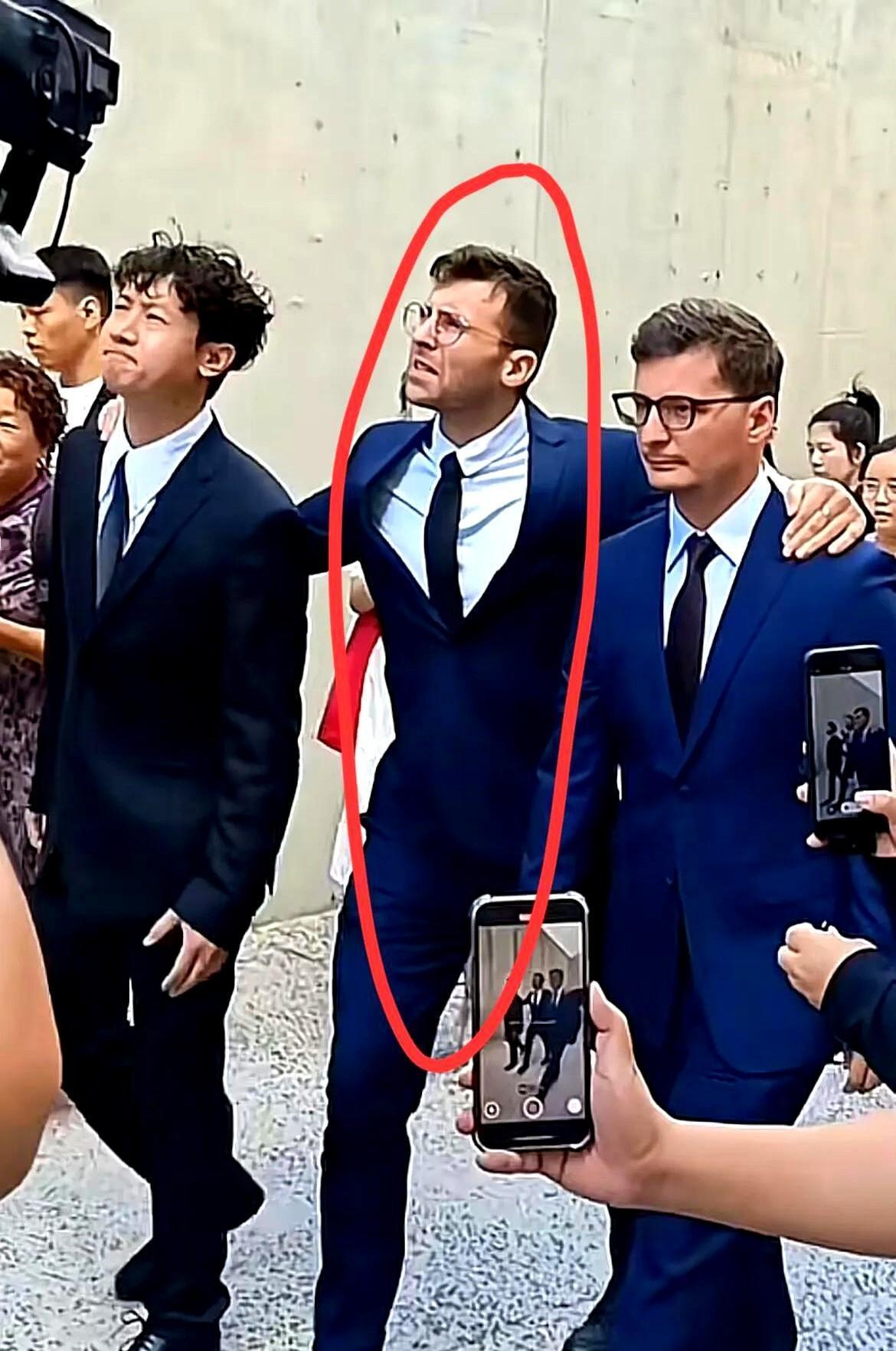 622张血痕照片，法国小伙马库斯·德雷特斯揣着它们飞，网络骂声一路追：“卖国贼”