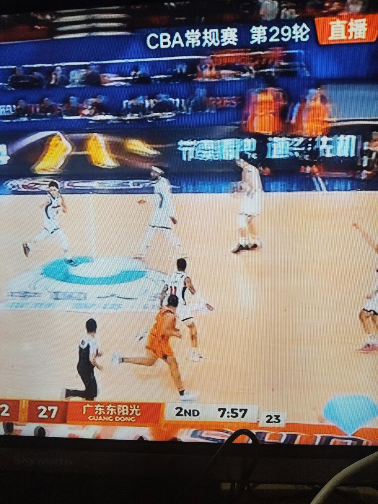 分享我这周有趣的事：昨晚，广东队以100比80战胜广厦队(浙江证券)，广东队排名