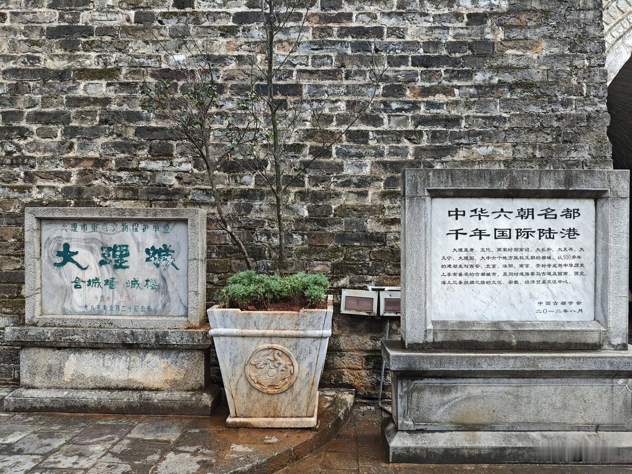 江城子37·六朝名都
苍峰遥护古垣长。
石街凉，黛檐扬。
五华飞阁，云漫阅沧桑。