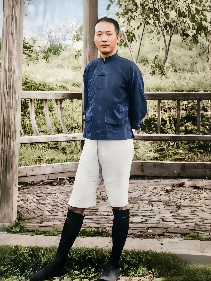 1935 年 6 月 18 日，福建长汀，罗汉岭。
镜头定格下的瞿秋白，双手背在