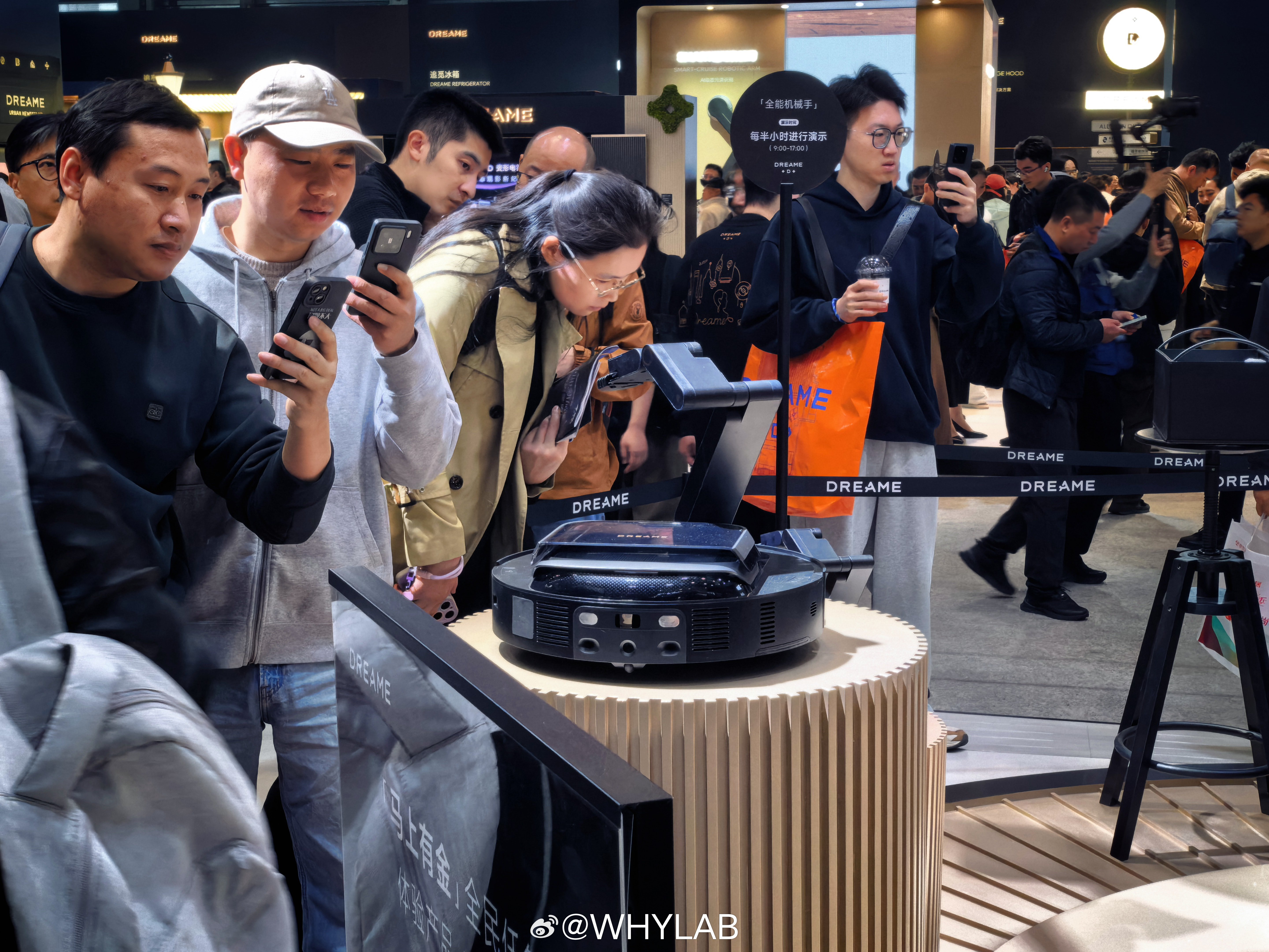 AWE2026 追觅清洁展台，传统强项扫地机器人，集中展示了 160℃ 蒸汽热瀑