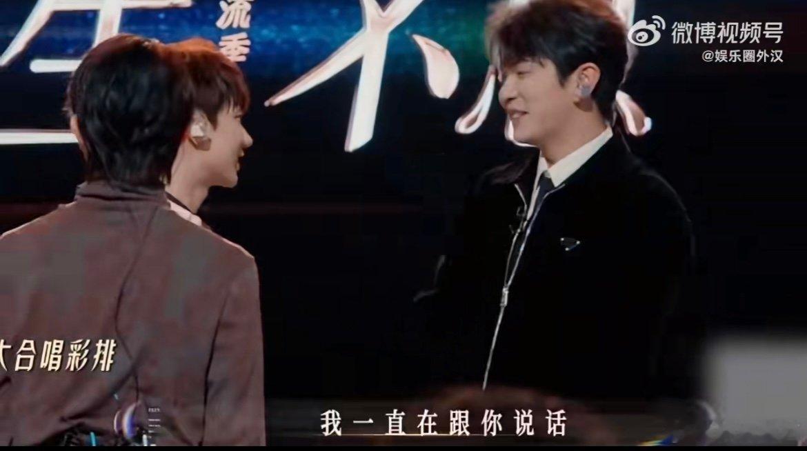 耳返引发的喜剧效果！汪苏泷追问紫色问题被 “冷遇”，颜人中戴耳返浑然不觉，泷泷的