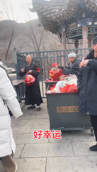 这是山西五台山一座寺院的僧人正在给游客、香客、居士们免费发放“供果”。
这些供过