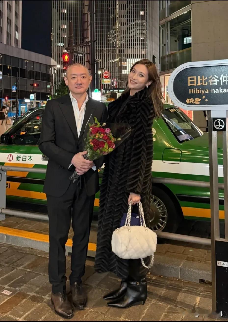 京城四少之一的汪雨，和妻子崔璨在上海街头同框，郎才女貌，很亮眼！
老婆崔璨是旅游