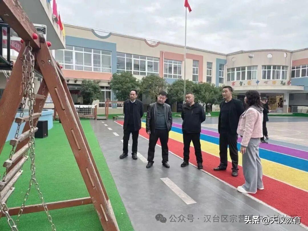 汉台区信鸽协会对宗营镇中心幼儿园开展捐赠活动。
近日，汉台区信鸽协会以爱之名，为