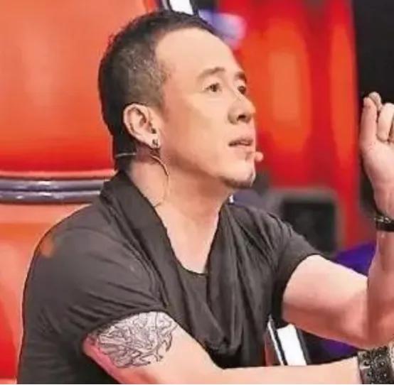 杨坤至今未婚，可能与他难以忘怀的初恋女友白雪有关。
 
1993年，杨坤为了追逐