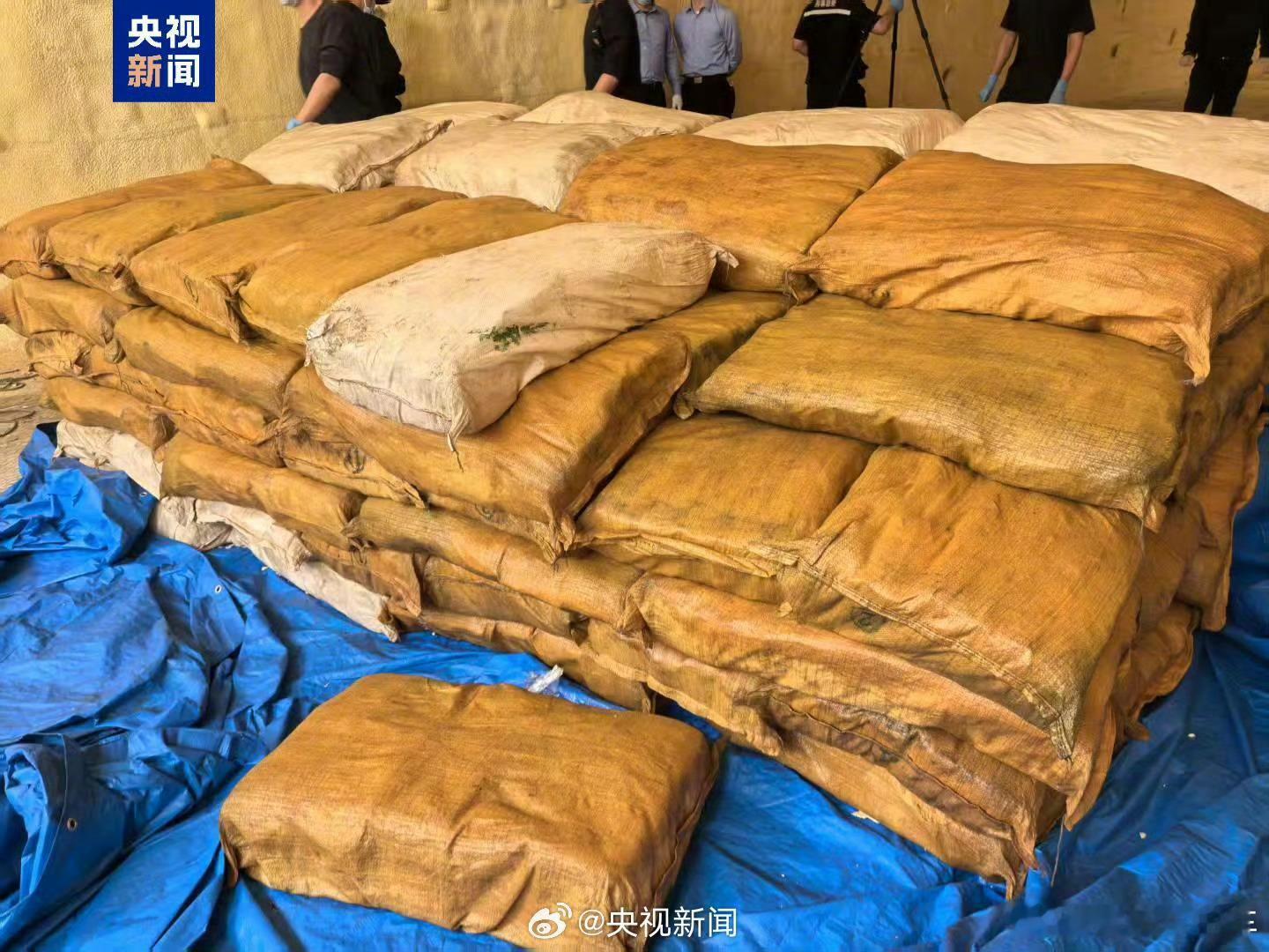 黄岩岛附近查获近5吨毒品多少？5...5吨？这毒贩挺适合拿去当军演标靶的 ​​​