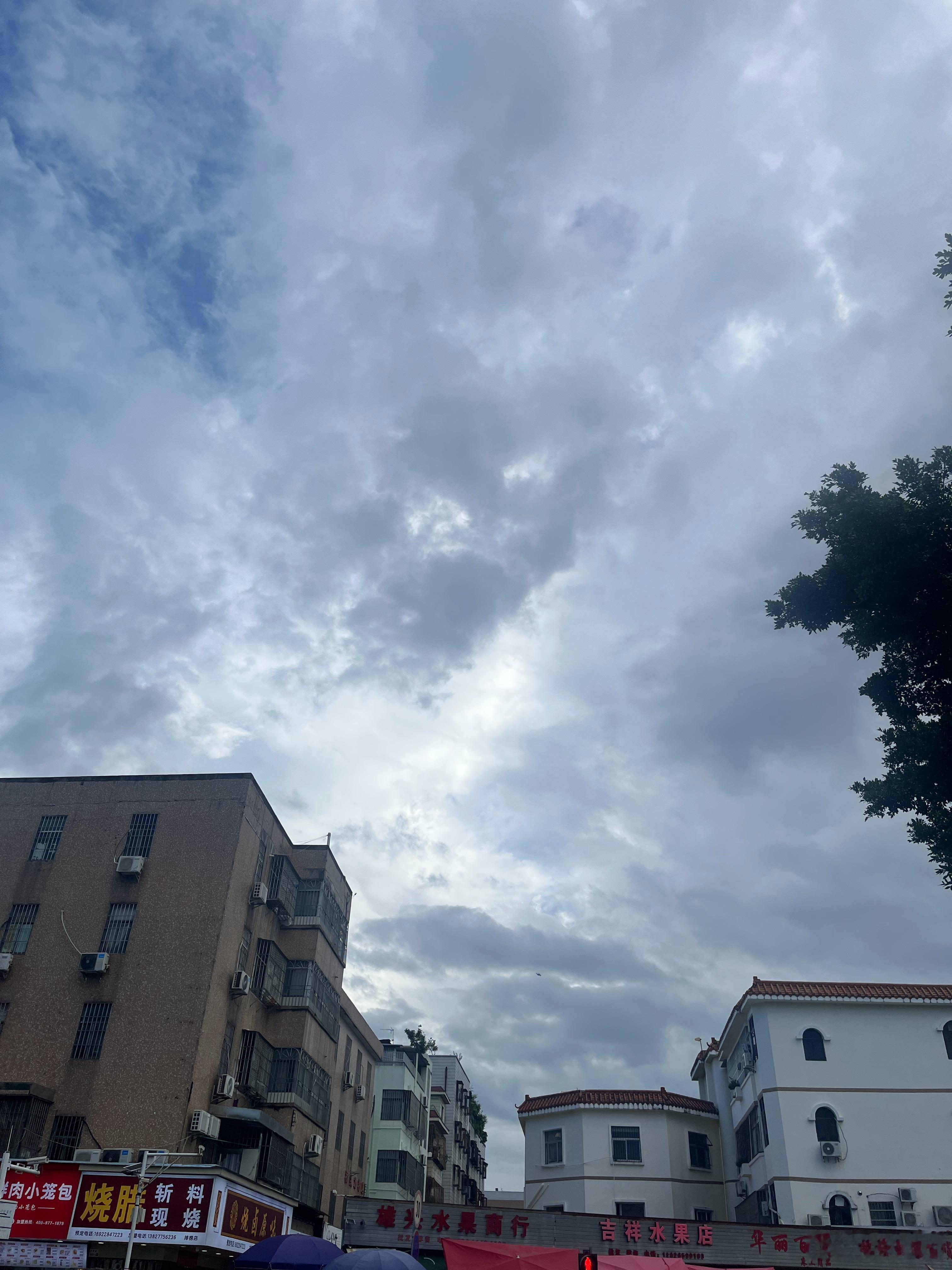 早上的天气一边晴天，蓝天白云的，一边乌云密布，我在想下雨的话，会不会一边下，一边