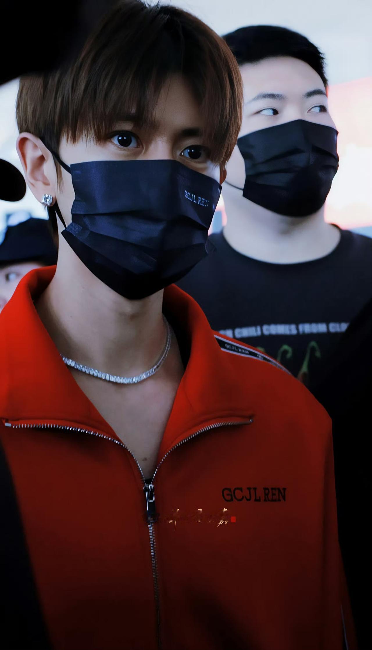 𝟐𝟔𝟎𝟗𝟏𝟗 宁波出发🛫
嘉伦穿红色真的太好看了～期待GCJL R
