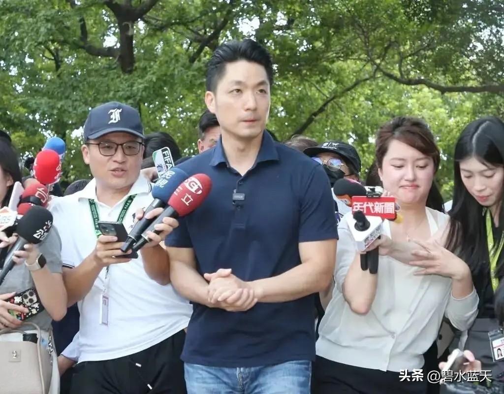 蒋万安这回麻烦大了，因为他在反毒油护食安游行集会活动现场打响了倒阁的第一枪，网传