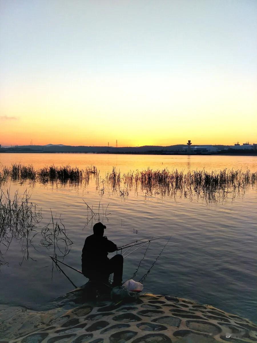 夏天，有三个小时鱼口最好，上鱼最多：天亮后的半个小时左右，到上午九点左右。其原因