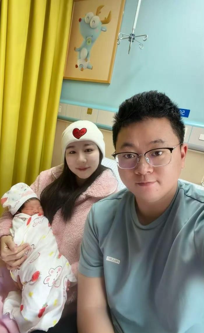 两枚奥运金牌获得者体操运动员邓琳琳，于2026年1月16日在安徽芜湖产下一子。1