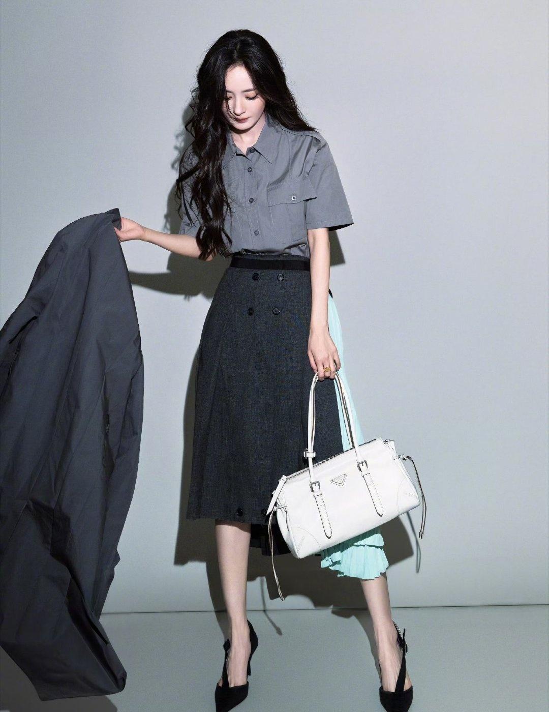 杨幂代拍称Prada给了杨幂很高的待遇 
毫无疑问的 理所当然的 毋庸置疑的 p