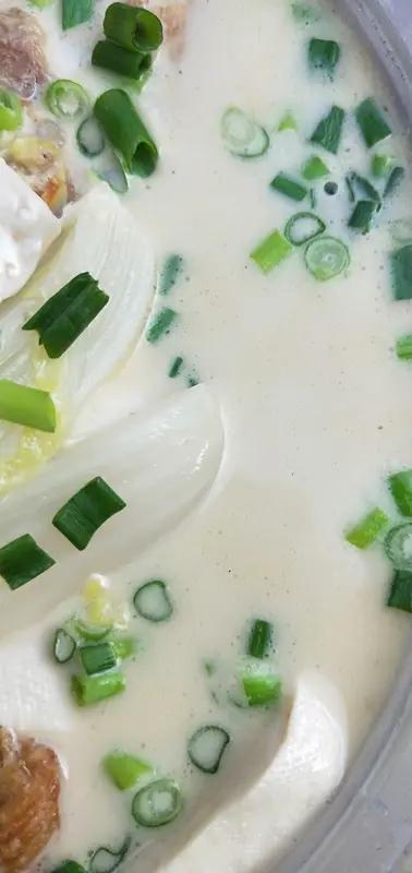 最近，“姜葱白切鸡牛奶”爆火出圈，爱吃鸡和爱喝牛奶的人都沉默了。这款新品将白切鸡