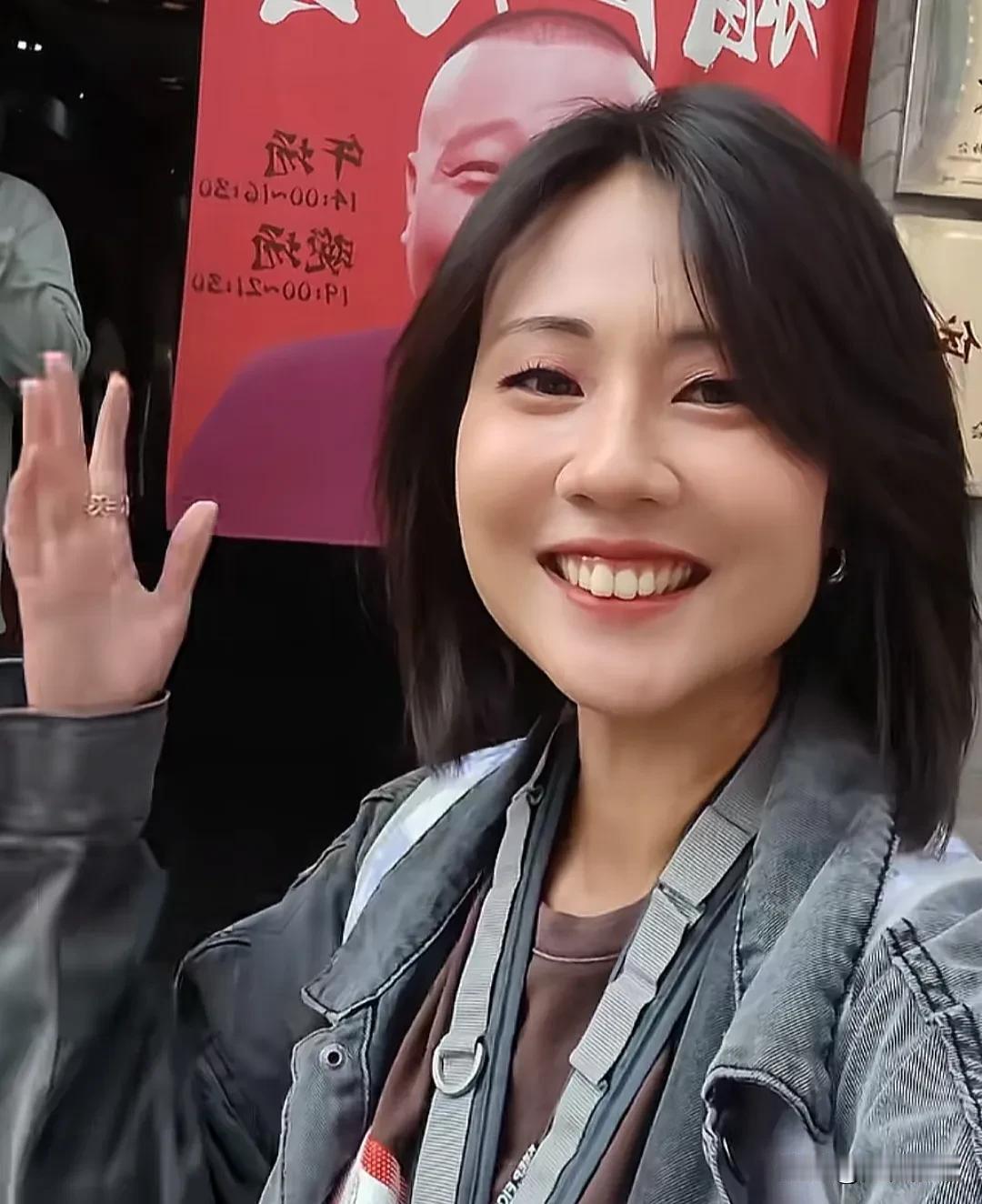 看“中天小姐姐”何橞瑢在北京采访时的着装，长袖外套都穿起来了，看来北京天气不算热