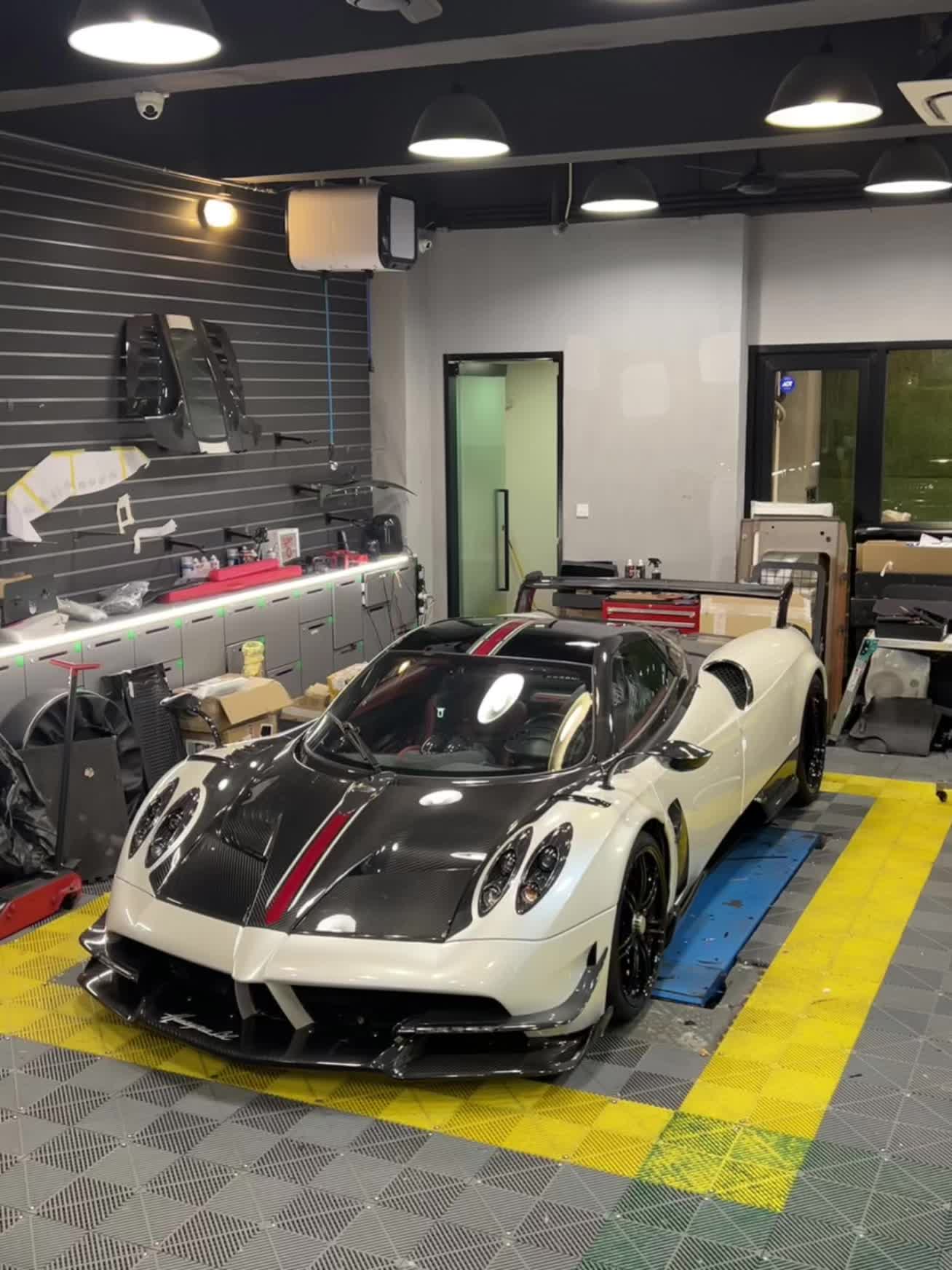 Huayra BC！！！ 由The Boring Concept购入的...