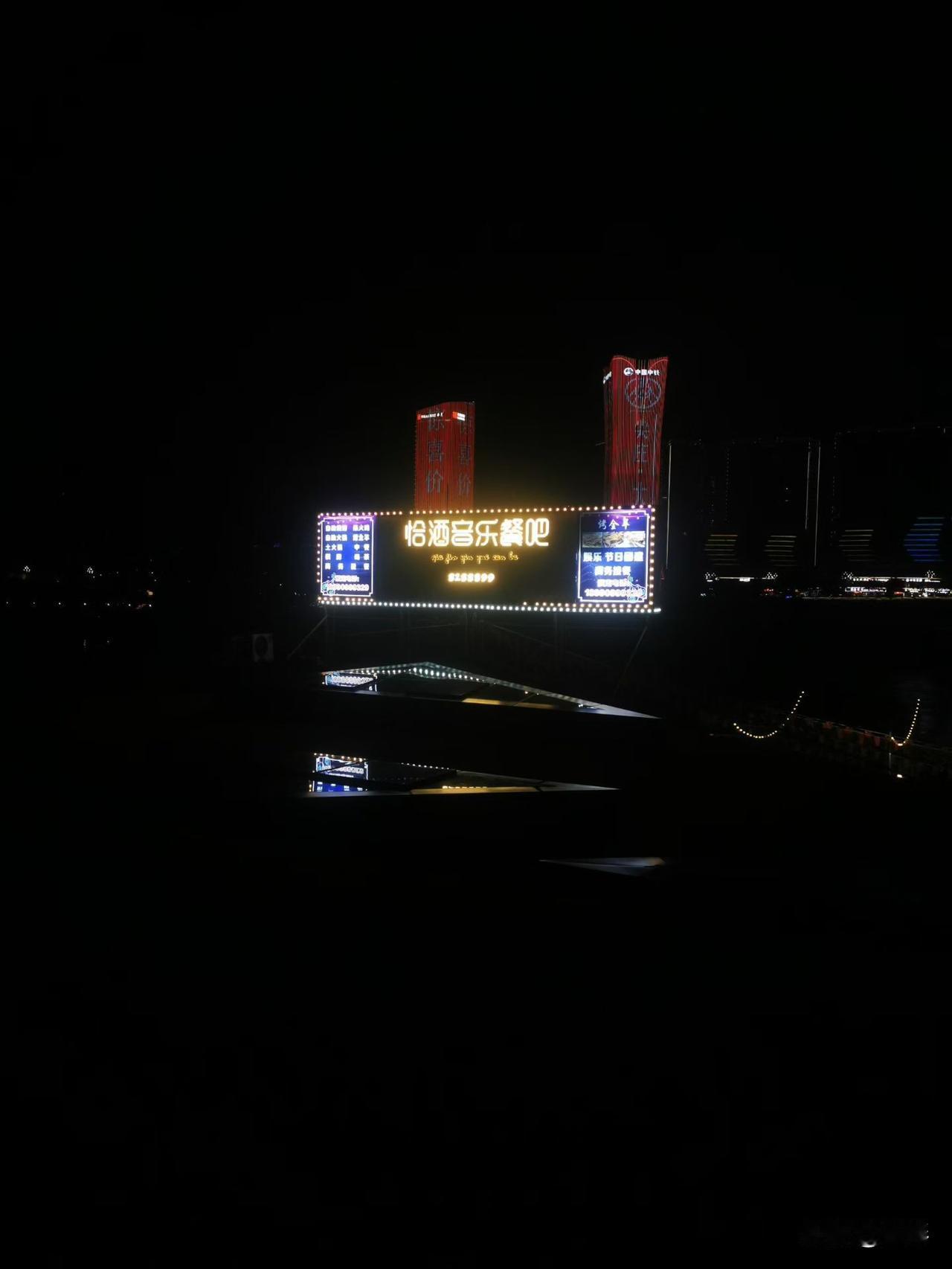 清商怨.问秋

作者:墨琴

疏桐摇落关山照。砌冷寒蛩悄。
菊映楼台，烟痕笼碧沼