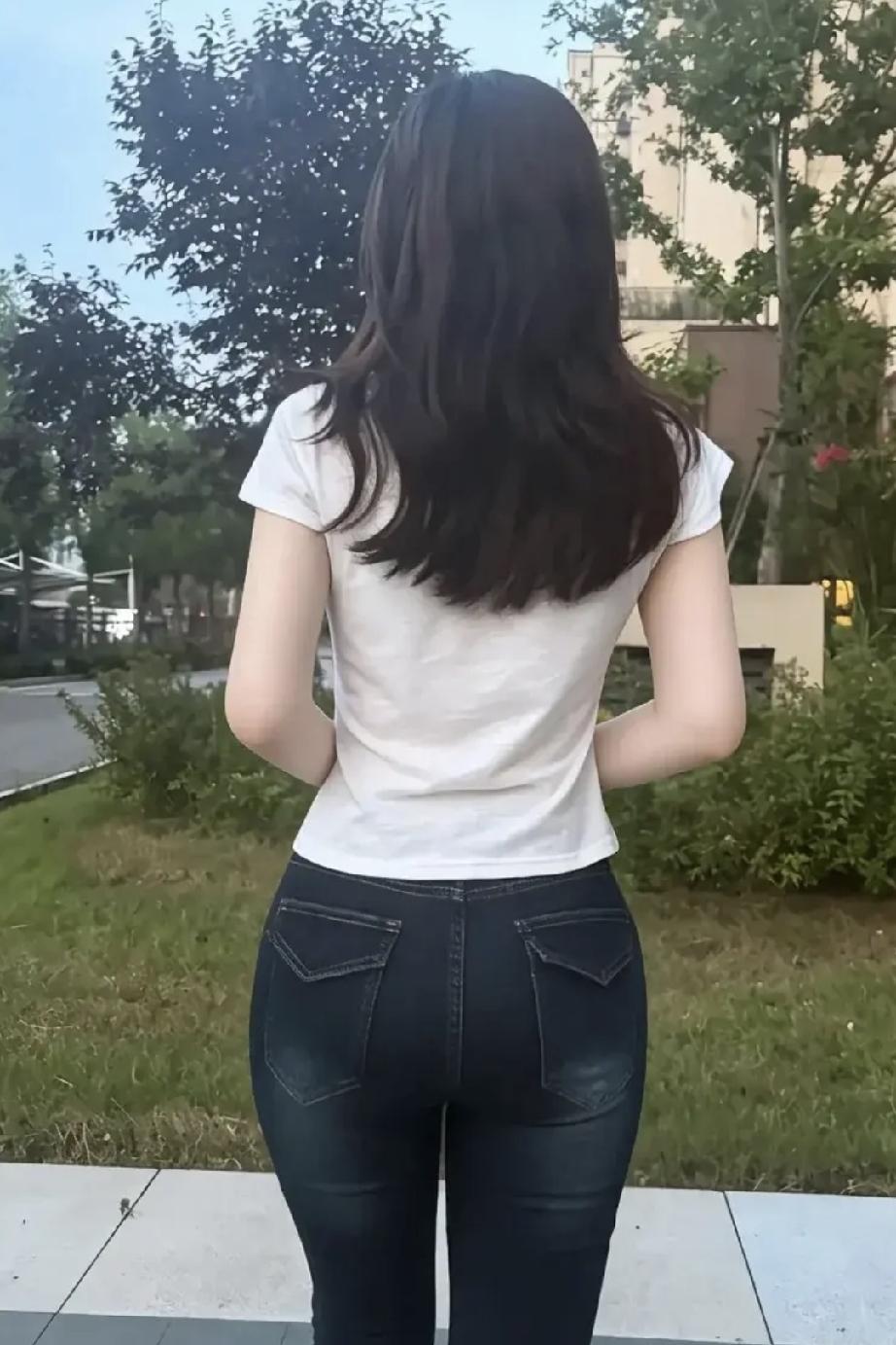 慢慢发现，人真正的老去，从来不是年纪增长。
 
是心态认输，热情退场，慢慢敷衍生