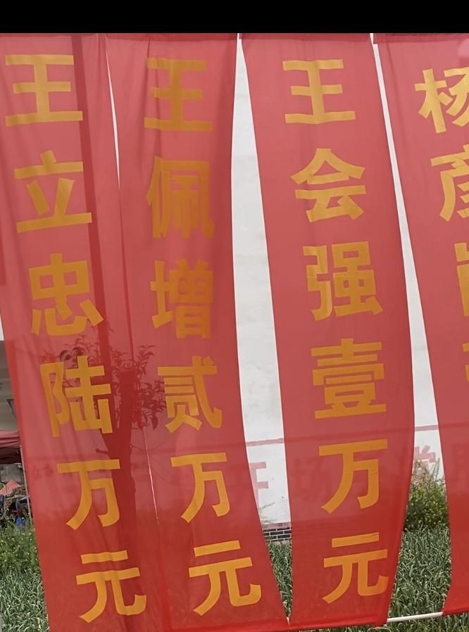 富不富，精神食粮充不充足，一看便知。

现在即将进入农忙，也是农村古会最多的时候