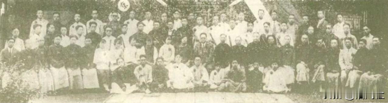 民国也有个南方大学。
下图是1926年北京南方大学预科的毕业生合影。
据1925