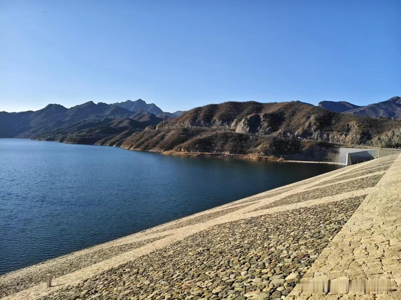 斋堂水库，位于北京市门头沟区清水河主沟西斋堂村西南的峡谷处。水库1970年开始建