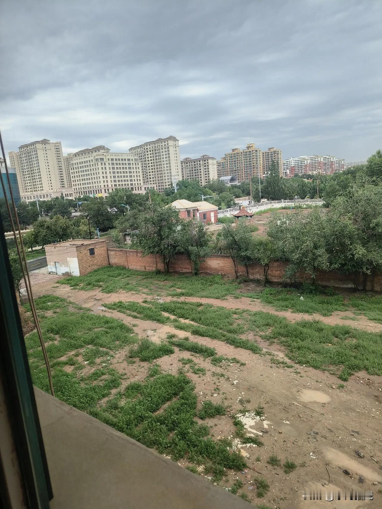 昨天下午五点到六点，东河东面的雨还是相当大的。从东大桥两侧一直到北边的回民派出所