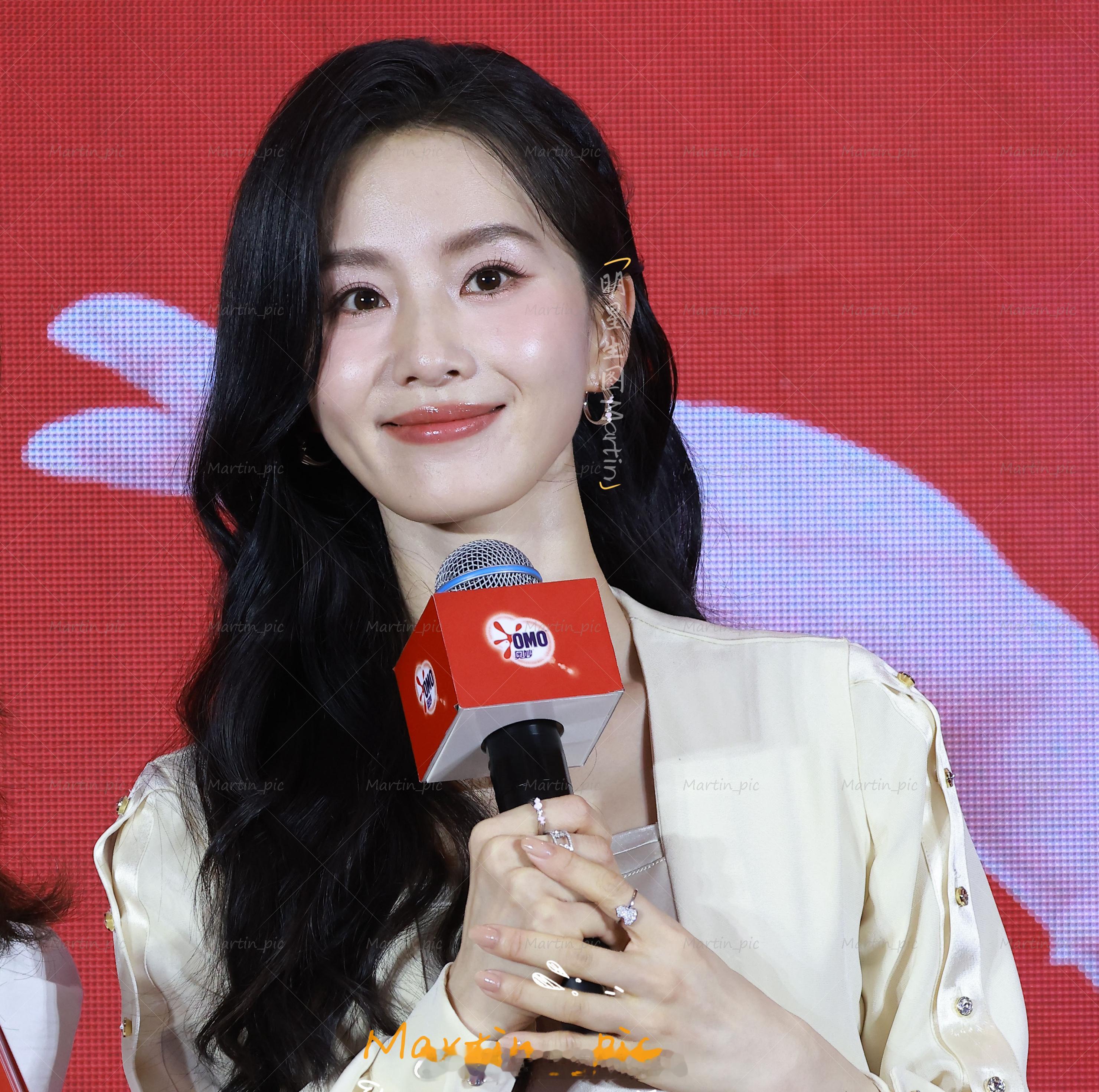 #刘诗诗[超话]#  刘诗诗线下站台活动，相机直出生图诗诗姐驻颜有术，招牌甜笑糖